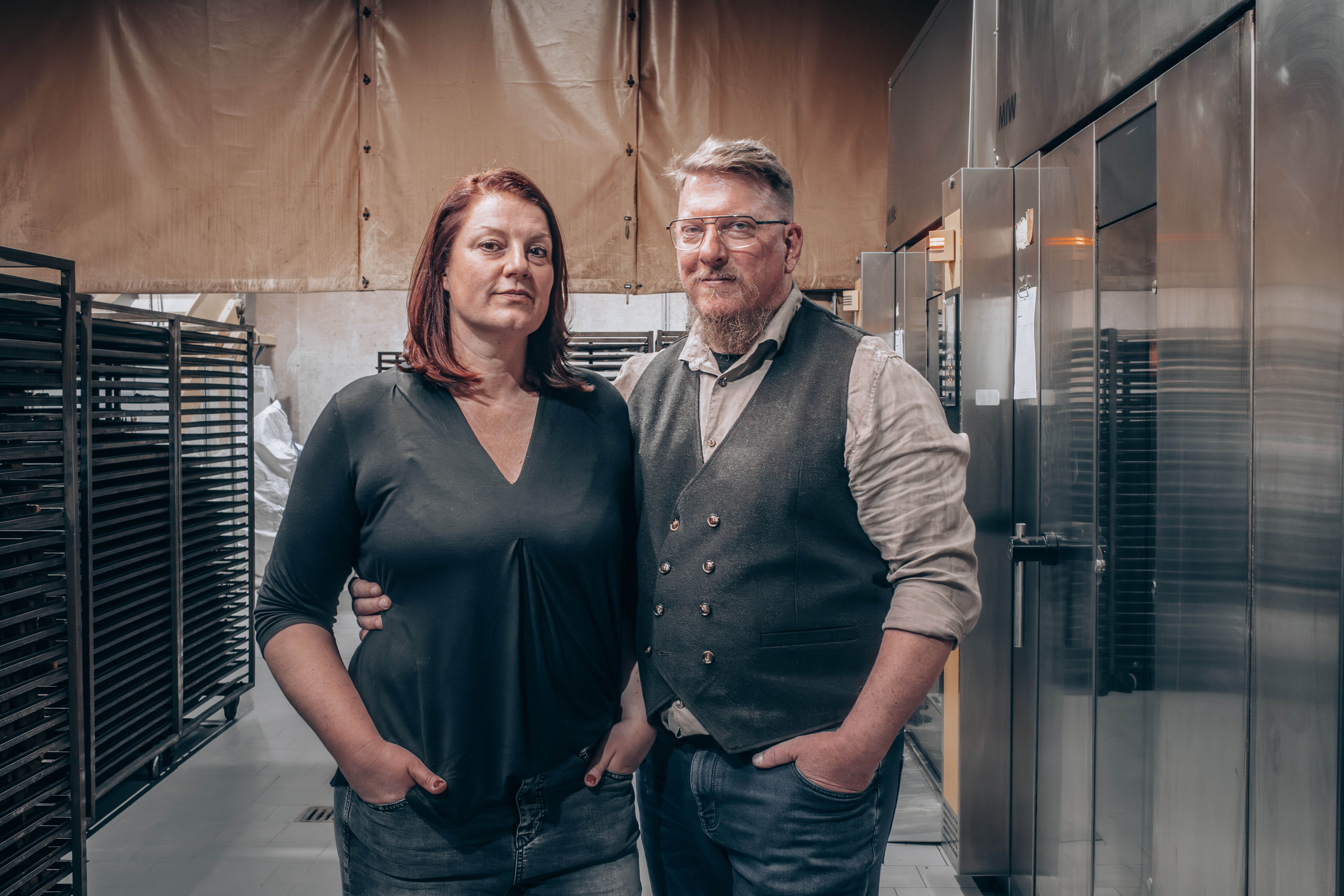 Die beiden Köpfe hinter Bubeck sind Gina und Kai Nagel. Mit Herz, Verstand und viel Liebe fertigen Sie das beste gebackene Hundefutter am Markt.